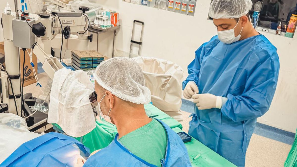Equipe médica realiza cirurgia de catarata durante mutirão em São Sebastião.