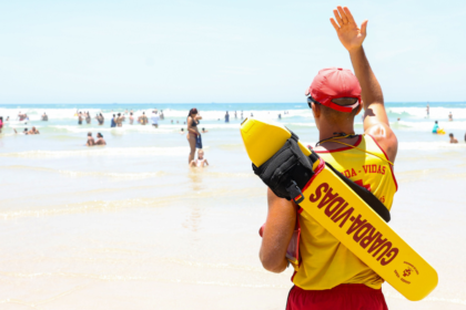 Bombeiros realizam resgate de banhistas no litoral paulista durante o Carnaval