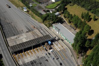 Rodovia do Sistema Anchieta-Imigrantes com estrutura de pedágio eletrônico Free Flow