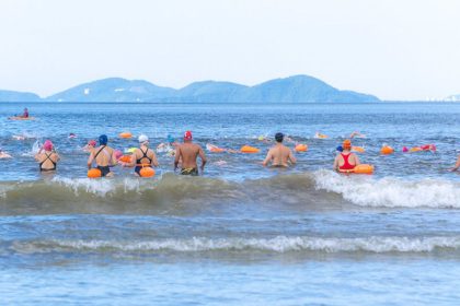 Atletas participam de aquathlon e travessia em Bertioga no Cantão do Indaiá