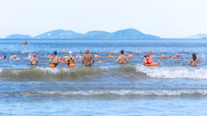 Atletas participam de aquathlon e travessia em Bertioga no Cantão do Indaiá