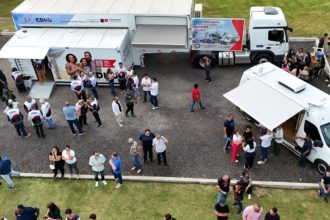 Unidade CDHU Móvel realizando atendimento habitacional itinerante em Cubatão