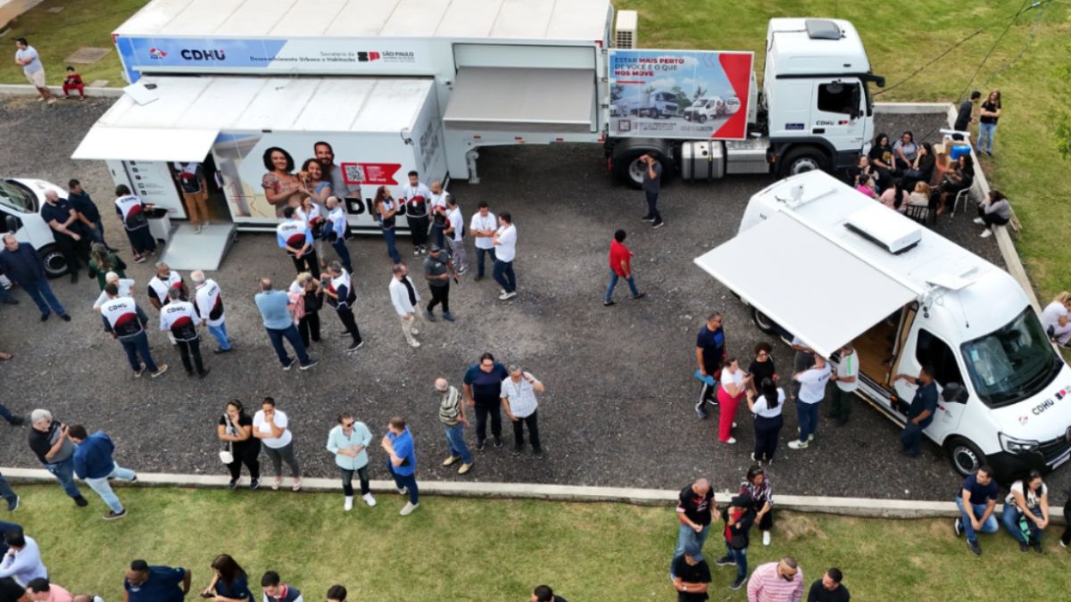 Unidade CDHU Móvel realizando atendimento habitacional itinerante em Cubatão