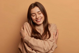 Ilustração sobre feminicídio e violência contra a mulher no Brasil.