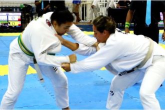 Atletas competindo em campeonato de jiu-jitsu em Caraguatatuba