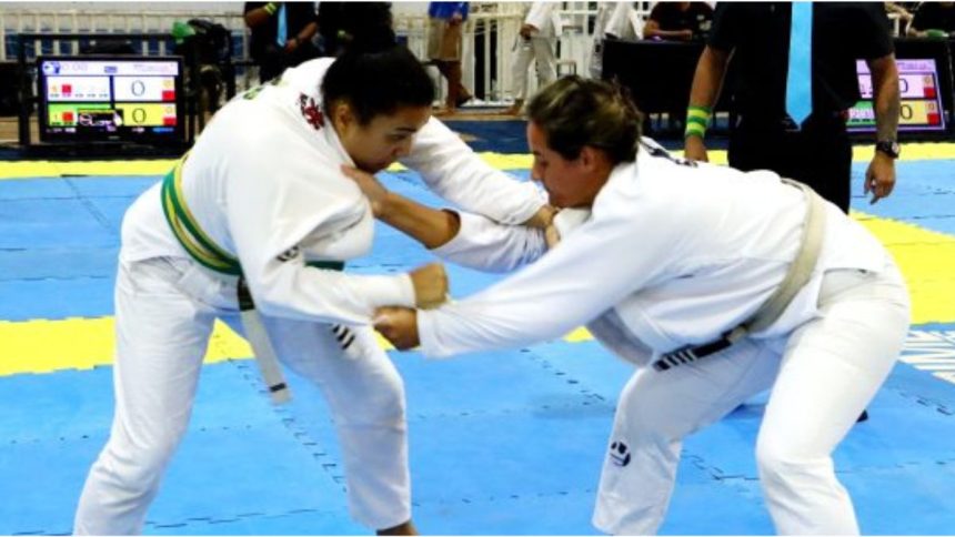 Atletas competindo em campeonato de jiu-jitsu em Caraguatatuba