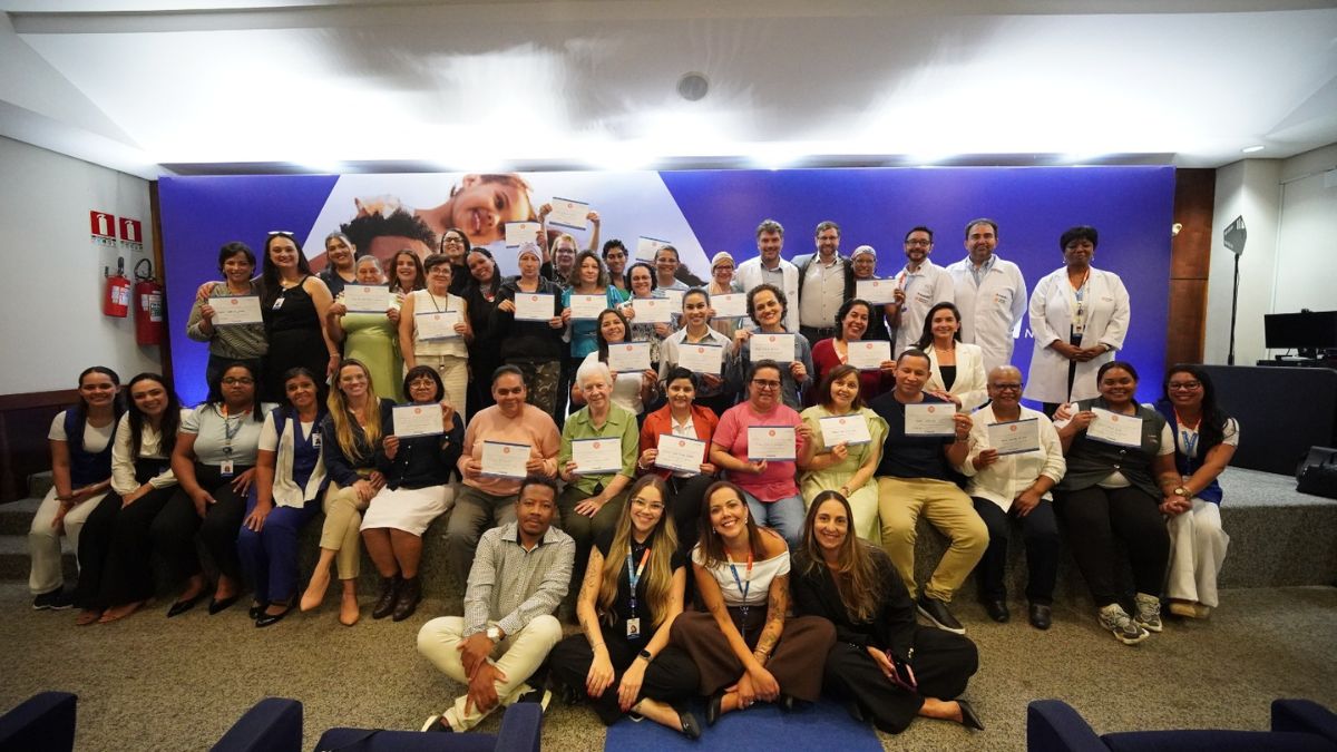 Enfermeira celebra fim do tratamento contra o câncer