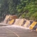 Rua alagada após chuva forte em cidade do litoral de São Paulo.