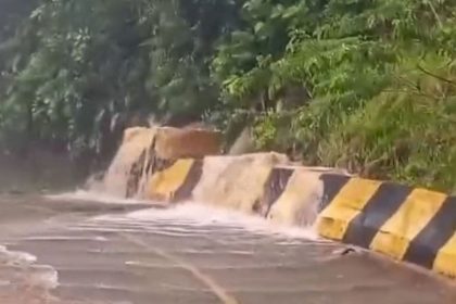 Rua alagada após chuva forte em cidade do litoral de São Paulo.