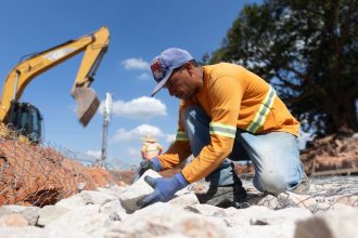 Vista da cidade de Santos, uma das que mais geraram empregos em São Paulo.