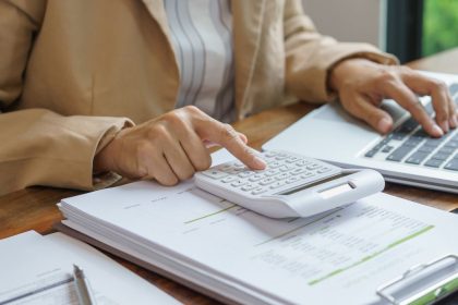 Pessoa preenchendo a declaração do Imposto de Renda no computador