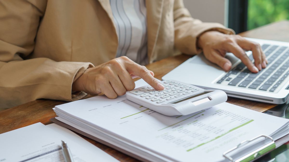 Pessoa preenchendo a declaração do Imposto de Renda no computador