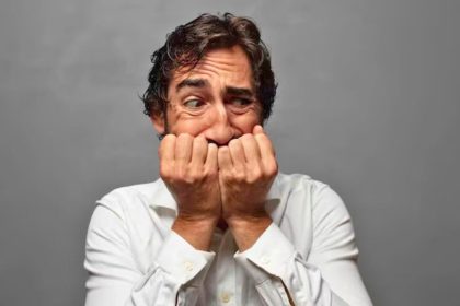 Pessoa com ansiedade sentindo medo em situação cotidiana