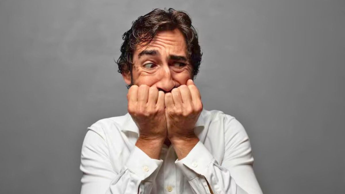 Pessoa com ansiedade sentindo medo em situação cotidiana