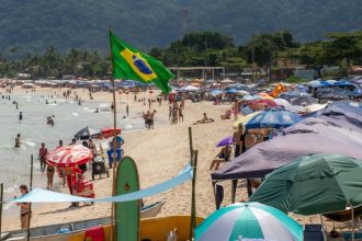 Praia de Maresias movimentada durante evento esportivo em São Sebastião.