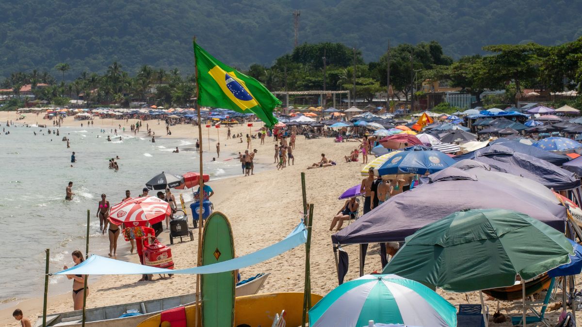 Praia de Maresias movimentada durante evento esportivo em São Sebastião.