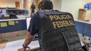 Agentes da Polícia Federal durante operação