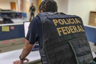 Agentes da Polícia Federal durante operação