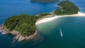 Praia de São Sebastião com água limpa e própria para banho no litoral norte de São Paulo.
