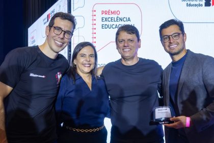 Prefeito de São Sebastião recebe prêmio de excelência educacional no Memorial da América Latina