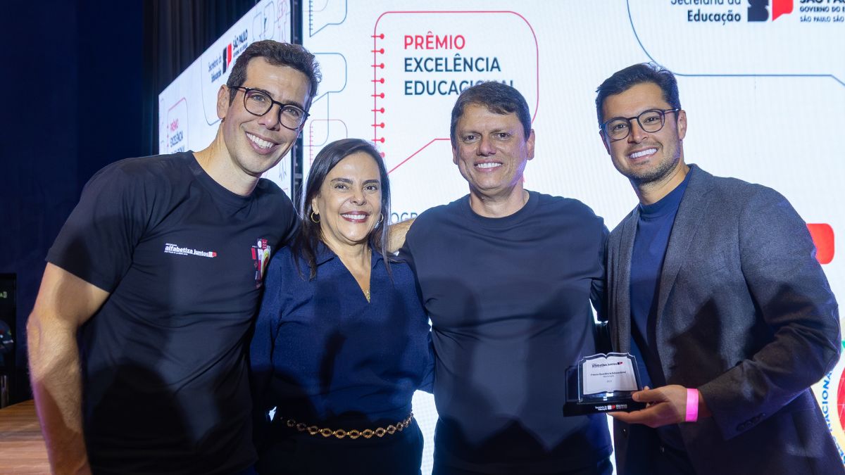 Prefeito de São Sebastião recebe prêmio de excelência educacional no Memorial da América Latina