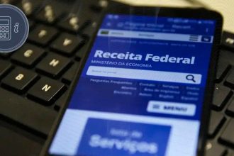 Contribuinte preenchendo declaração do Imposto de Renda no computador