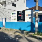 Atendimento no PAT de Caraguatatuba com candidatos em busca de vagas de emprego