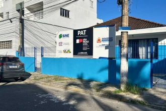 Atendimento no PAT de Caraguatatuba com candidatos em busca de vagas de emprego