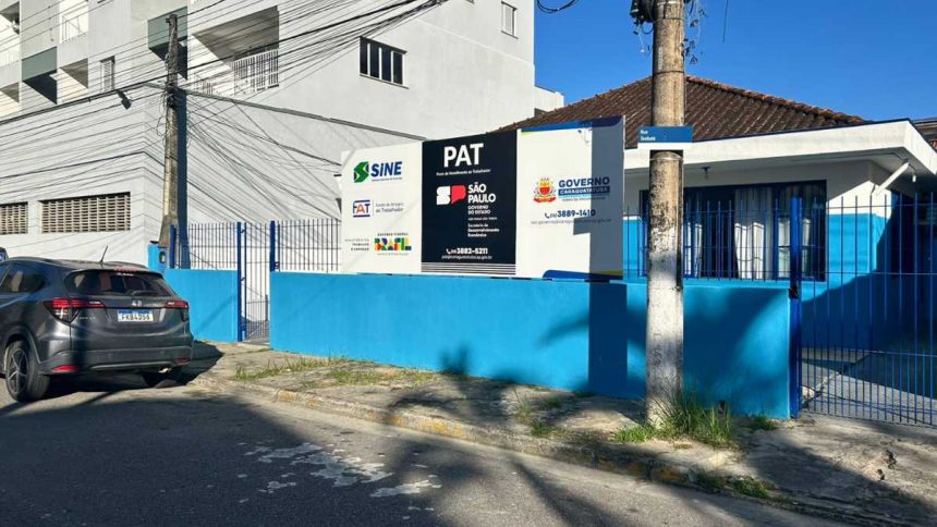 Atendimento no PAT de Caraguatatuba com candidatos em busca de vagas de emprego