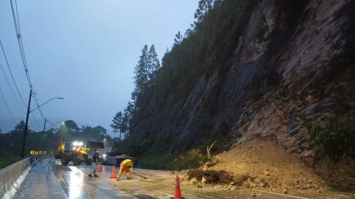 Deslizamento de terra na Rodovia dos Tamoios com atuação da Defesa Civil em Caraguatatuba