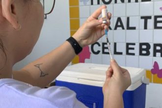 Vacinação contra influenza em UBS de Caraguatatuba durante campanha do Dia D