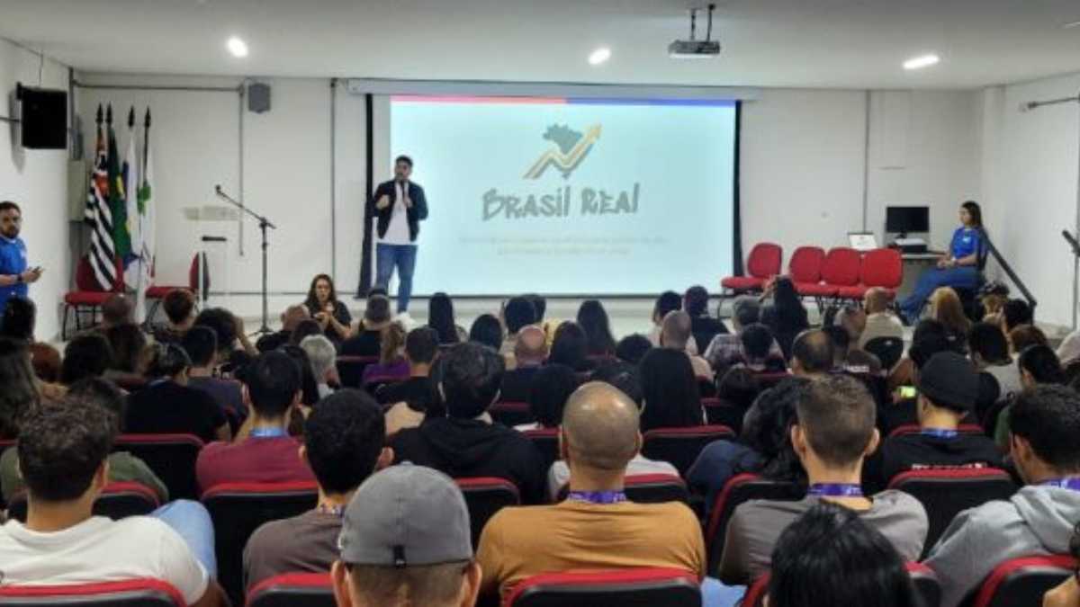 Evento Startup Day em Caraguatatuba com participantes em palestra sobre inovação