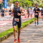 Triatletas competindo em prova do Triday Series em Bertioga