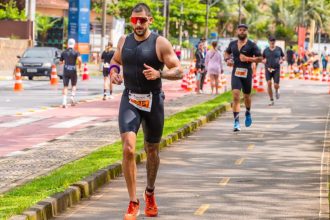 Triatletas competindo em prova do Triday Series em Bertioga