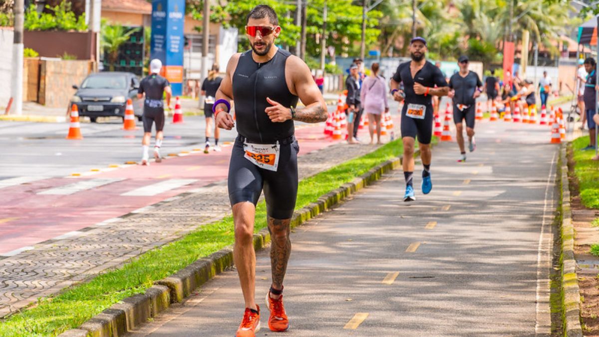 Triatletas competindo em prova do Triday Series em Bertioga