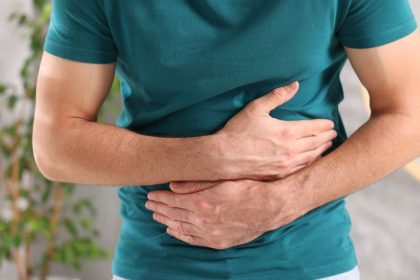 Paciente realiza teleconsulta médica por videochamada para tratar sintomas de virose em casa.