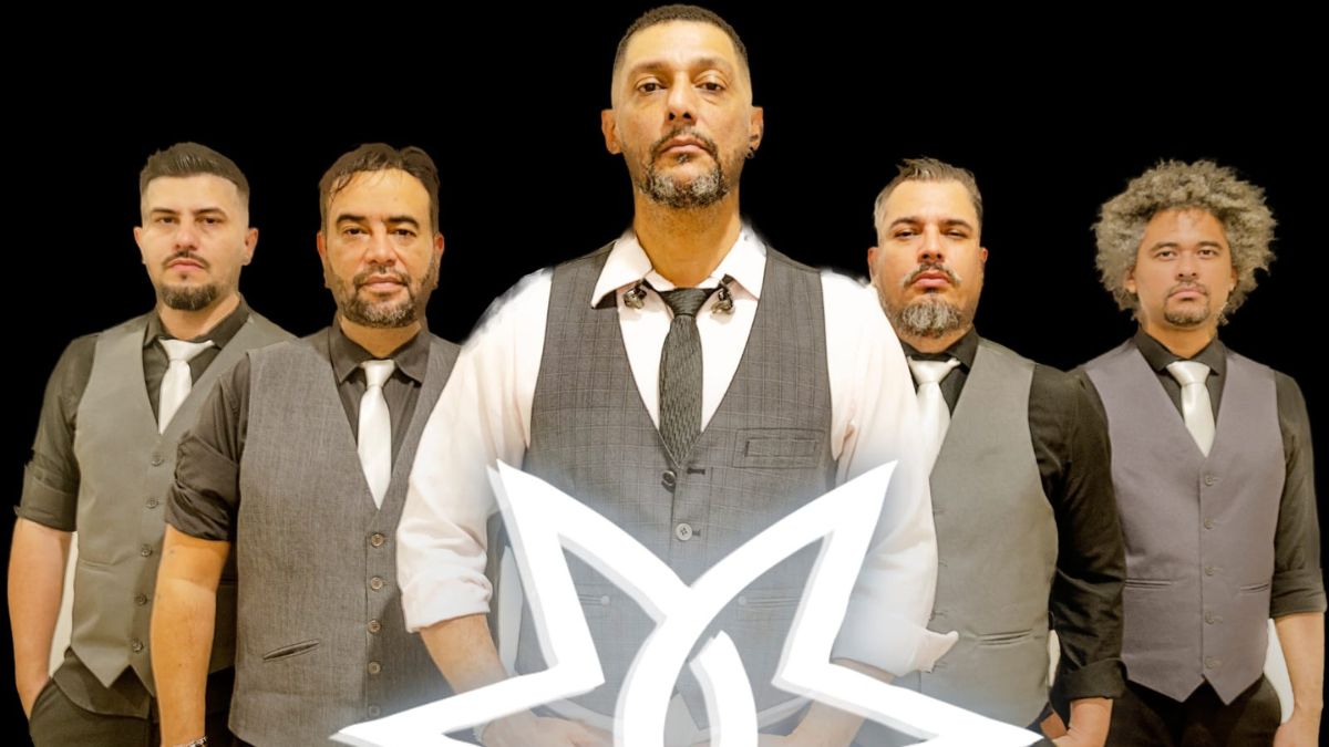 Apresentação cover do Roupa Nova em evento no Serramar Shopping