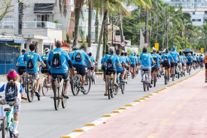 Ciclistas participam de passeio ciclístico em Bertioga