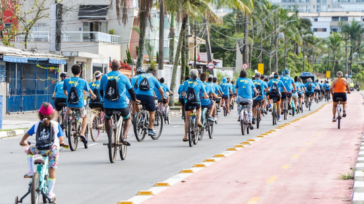 Ciclistas participam de passeio ciclístico em Bertioga