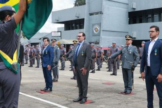 Prefeito de São Sebastião recebe medalha durante solenidade do CPI-1
