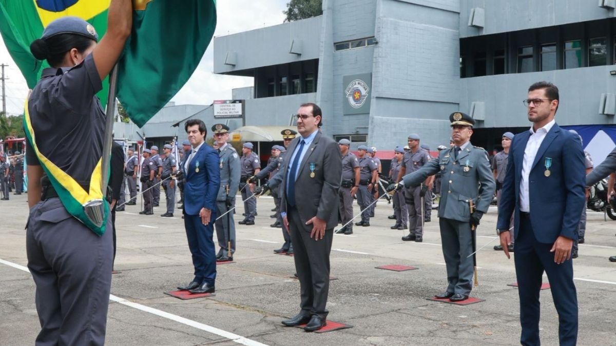 Prefeito de São Sebastião recebe medalha durante solenidade do CPI-1