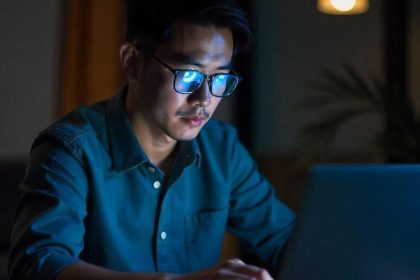 Uso de telas eletrônicas e cuidados para manter a saúde dos olhos