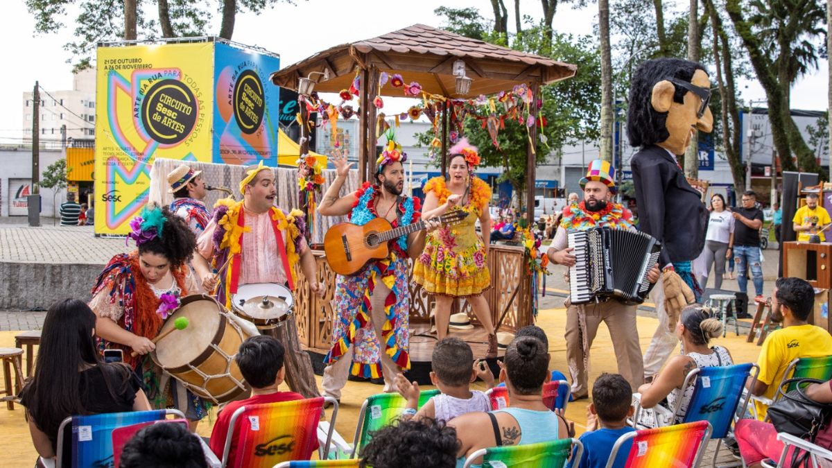Apresentação artística do Circuito Sesc de Artes com público presente