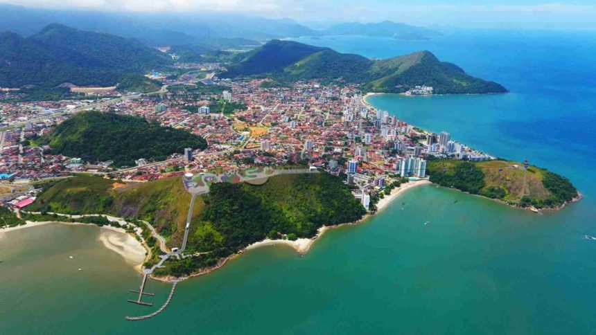 Profissionais participam de encontro de assistência social em auditório municipal