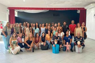 Professores participando de treinamento de primeiros socorros realizado pelo SAMU de Bertioga