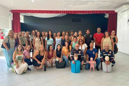 Professores participando de treinamento de primeiros socorros realizado pelo SAMU de Bertioga