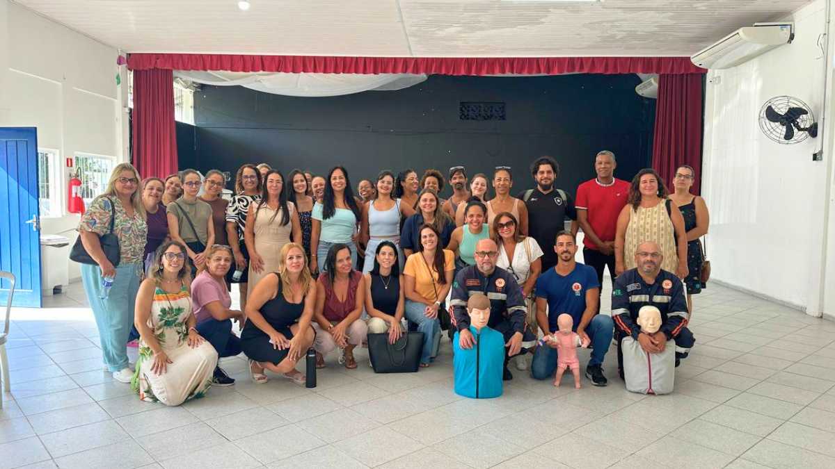 Professores participando de treinamento de primeiros socorros realizado pelo SAMU de Bertioga