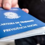 Atendimento a candidatos em posto de emprego com entrega de currículos