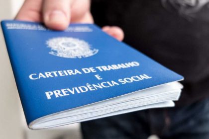 Atendimento a candidatos em posto de emprego com entrega de currículos