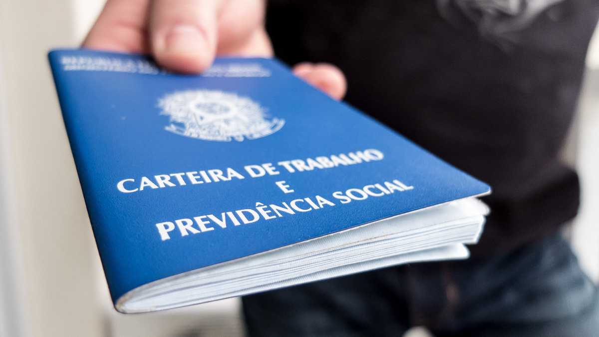 Atendimento a candidatos em posto de emprego com entrega de currículos